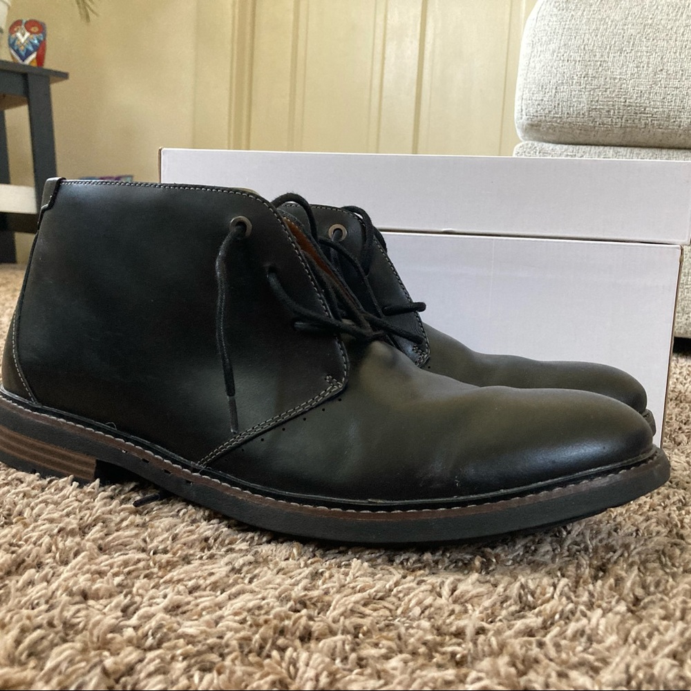 EUC Clarks men’s Unelott mid black